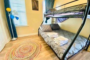 The Blue Door Bungalow  Ideal For A Group Of 7