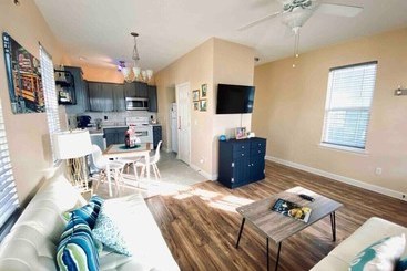 The Blue Door Bungalow  Ideal For A Group Of 7