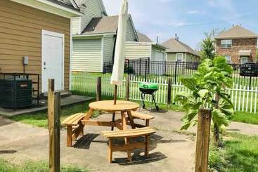 The Blue Door Bungalow  Ideal For A Group Of 7
