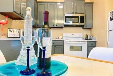 The Blue Door Bungalow  Ideal For A Group Of 7