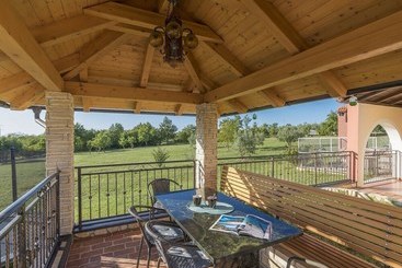 Villa For 8 Persons With Large Garden And Heated Pool In A Quiet Locality