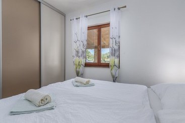 Villa For 8 Persons With Large Garden And Heated Pool In A Quiet Locality