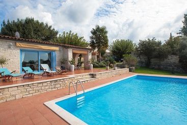 별장 Villa With Perfect Sun Deck Overlooking The Pool In The Heart Of Istria