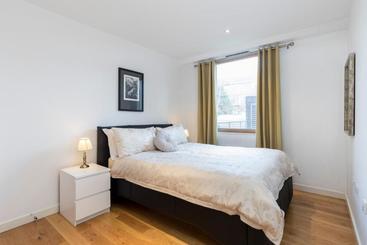 Tourist flats East Croydon Apartments   Just 3 Mins Walk To East Croydon Station