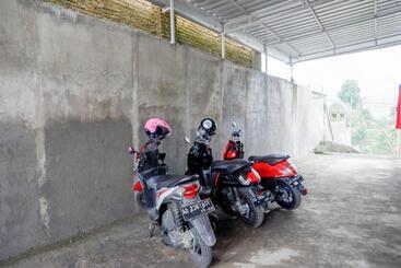 هتل Reddoorz Near Candi Cetho Karanganyar
