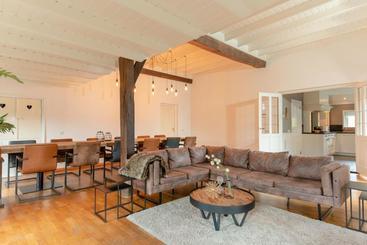 استراحتگاه Luxury Group Accommodation For 14 People
