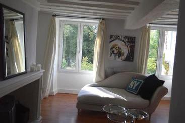 پانسیون Room In Guest Room   Maison Lamerique Welcome You To One Of Their Rooms Dogs Are Also Welcomed