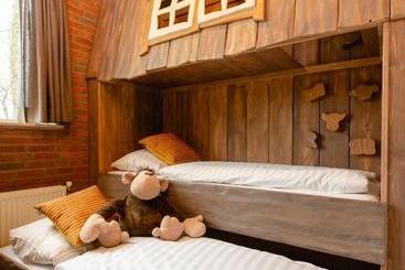 استراحتگاه 8  Person Childbungalow   Theme Farm Adapted