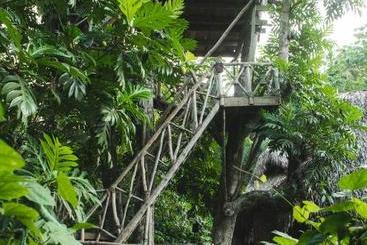 استراحتگاه Dominican Tree House Village