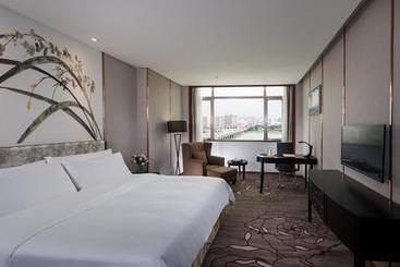 Vienna International Hotel Shantou Chenghai Waisha Bridge