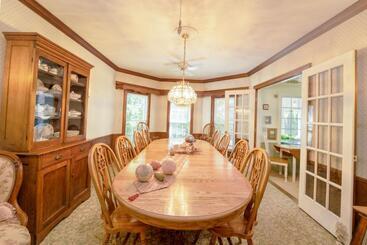 Yelton Manor Bed And Breakfast