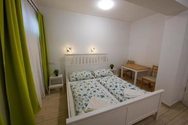 پانسیون Hullam Rooms Siofok