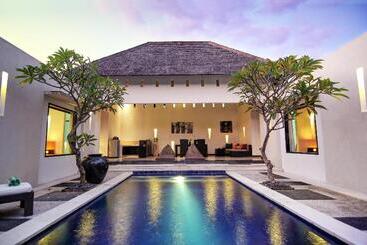 ホテル The Seminyak Suite  Private Villa