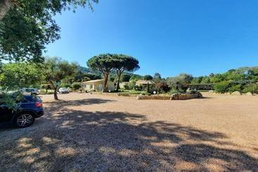 پانسیون Les Jardins De Santa Giulia   Charmante Chambre D Hôte