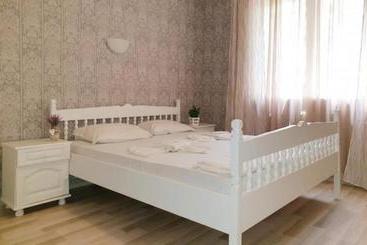 هتل Lotos Apartments
