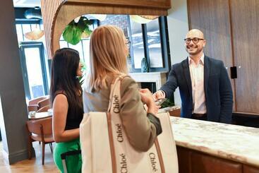 هتل The Gresham Apart