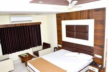 Отель The New Holiday Inn