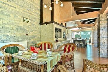 Luxury Villa With Private Pool & Sea View Near City Center Of Poreč