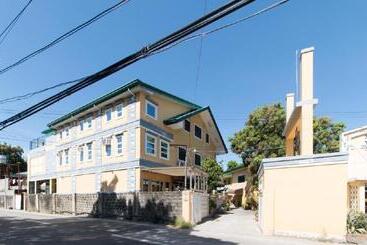 Отель Reddoorz @ Teofila Lodge