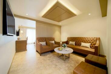 هتل Jade Suites  Luxury Boutique