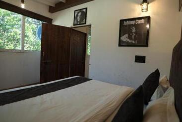 Otel Anjoned Hostel & Cafe