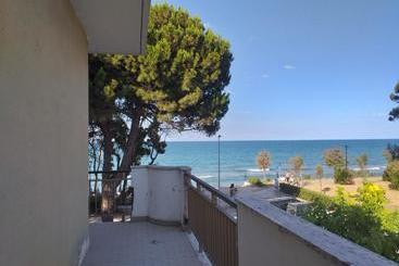 펜션 Room In Bb   Quadruple Room A Stones Throw From The Sea   Ideal For A Relaxing Holiday