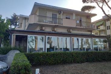 پانسیون Room In Bb   Spacious Triple Room A Stones Throw From The Sea