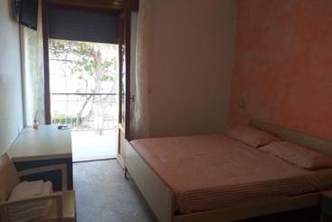 پانسیون Room In Bb   Spacious Triple Room A Stones Throw From The Sea