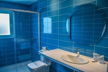 هتل Hostal Xuroy