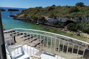 هتل Hostal Xuroy