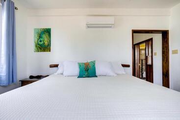 פנסיון Driftwood Gardens Guesthouse