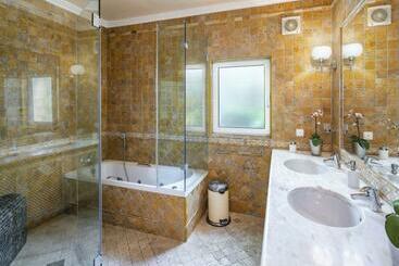 پانسیون Villa Vale De Lapa Amazing Sea Views Heated Swimming Pool Jacuzzi Ac   Stunning House