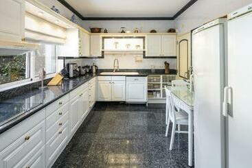 پانسیون Villa Vale De Lapa Amazing Sea Views Heated Swimming Pool Jacuzzi Ac   Stunning House