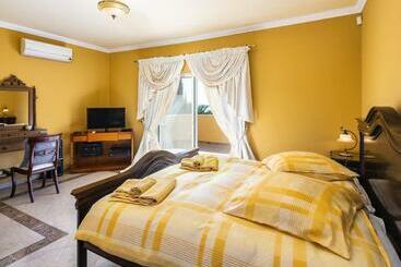 پانسیون Villa Vale De Lapa Amazing Sea Views Heated Swimming Pool Jacuzzi Ac   Stunning House