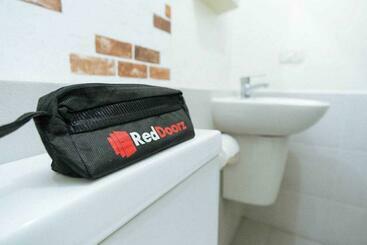 Отель Reddoorz Near Garuda Wisnu Kencana 2