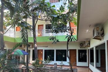 בית מלון כפרי Global Inn Syariah Mitra Reddoorz Near Juanda T1 Airport