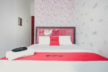 پانسیون Reddoorz Near Nagoya Hill Batam 4