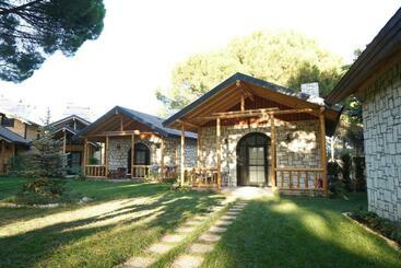 تختخواب و صبحانه Pino Mar Luxury Bungalows