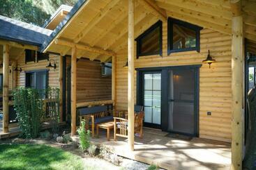 تختخواب و صبحانه Pino Mar Luxury Bungalows
