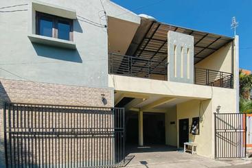 هتل Kanca Homestay Mitra Reddoorz Near Gor Untung Suropati