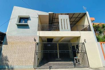 هتل Kanca Homestay Mitra Reddoorz Near Gor Untung Suropati