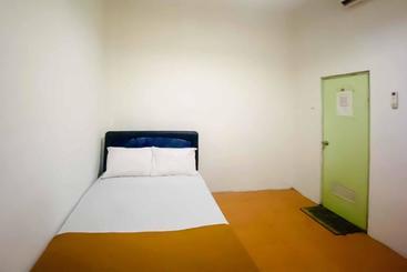 هتل Kanca Homestay Mitra Reddoorz Near Gor Untung Suropati
