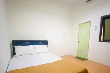 هتل Kanca Homestay Mitra Reddoorz Near Gor Untung Suropati