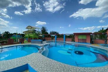 هتل Reddoorz Plus @ Lhexlyn Resort San Narciso