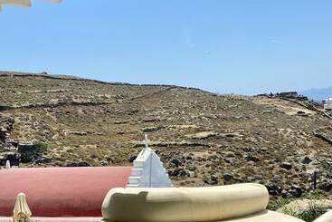 هتل Flaskos Suites And More