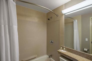 هتل Super 8 By Wyndham Brooklyn / Park Slope