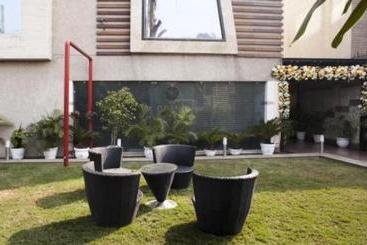 Bizzotel Gurgaon Hotel