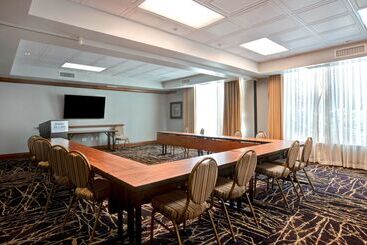 هتل Hampton Inn & Suites Greenville Downtown Riverplace