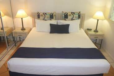 Palm Cove Tropic Apartments