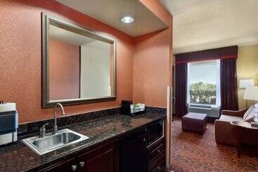 هتل آپارتمان Hampton Inn & Suites Mission